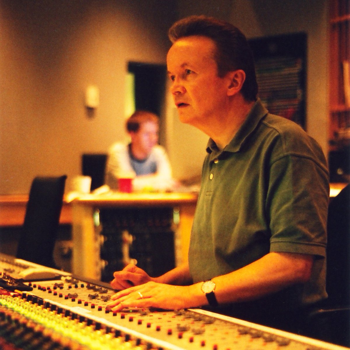 RIP Mike Ross-Trevor, an extraordinary scoring engineer /mixer. He worked with Jerry Goldsmith, Bruce Broughton, many others. Brilliant, unassuming, polite, kind. Photo by Damian Duncan, 8/8/2002, Whitfield (Sony) Studios in London #filmscore #recording #musicmixer