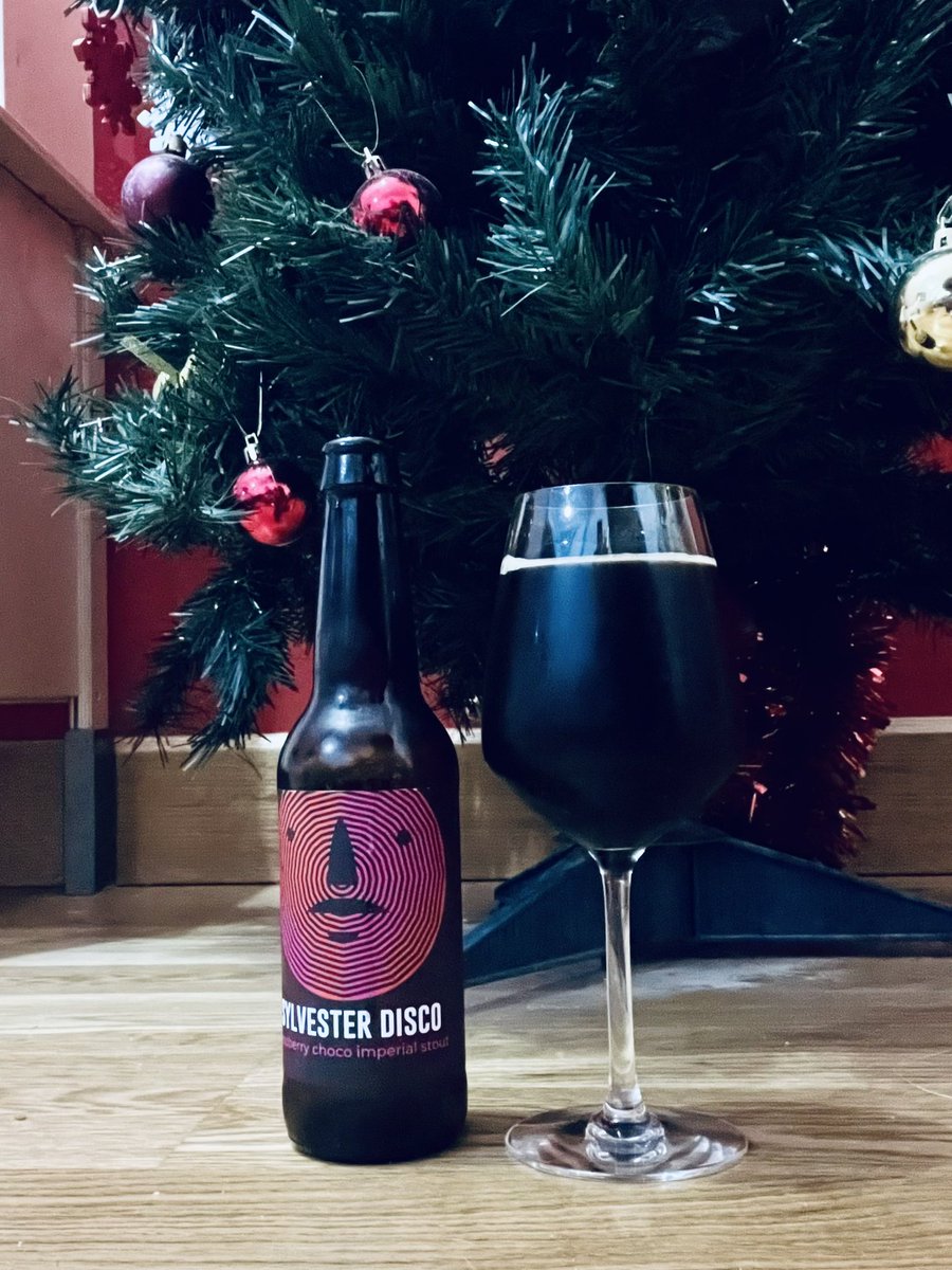 Hoy juntamos noche de reyes con #Viernesdepetroleo para disfrutar de esta Sylvester Disco.
AleAle Raspberry Choco Imperial Stout de 10% ABV para entrar en calor en esta noche tan especial para los peques.
Un buen postre cargado de frambuesa (quiza en exceso para mi gusto)