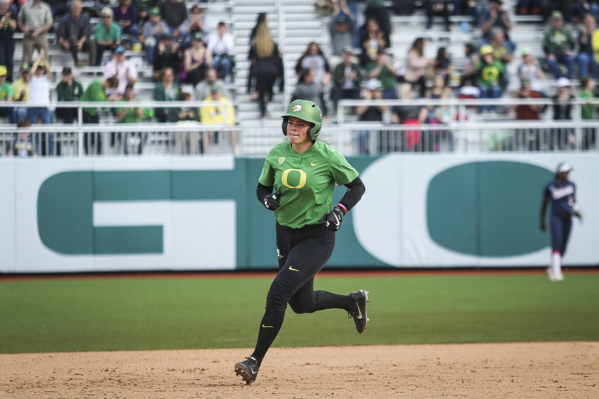 You won't want to miss our annual Diamond Dinner, featuring #ProDuck, a member of Team USA and the 2018 national collegiate catcher of the year @gsvekis21 as our keynote speaker! 🗓 Friday, January 19 🕡 6:30 PM 📍 The Club at Autzen Sign up ➡ https:/giving.uoregon.edu/24sdd