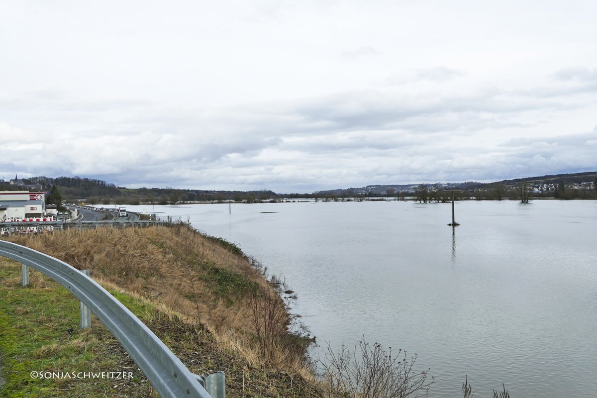 HessenSonja5767's tweet photo. Hochwasser zwischen Solms/Oberbiel und Albshausen.................. #Lahn #Lahntal #Lahnaue #Solms #Oberbiel #Albshausen #Hochwasser #Schleuse #Kanal #Schleusenkanal #B49 #LDK #LahnDillKreis #Mittelhessen #Hessen #Germany https://t.co/gwdalREgjF