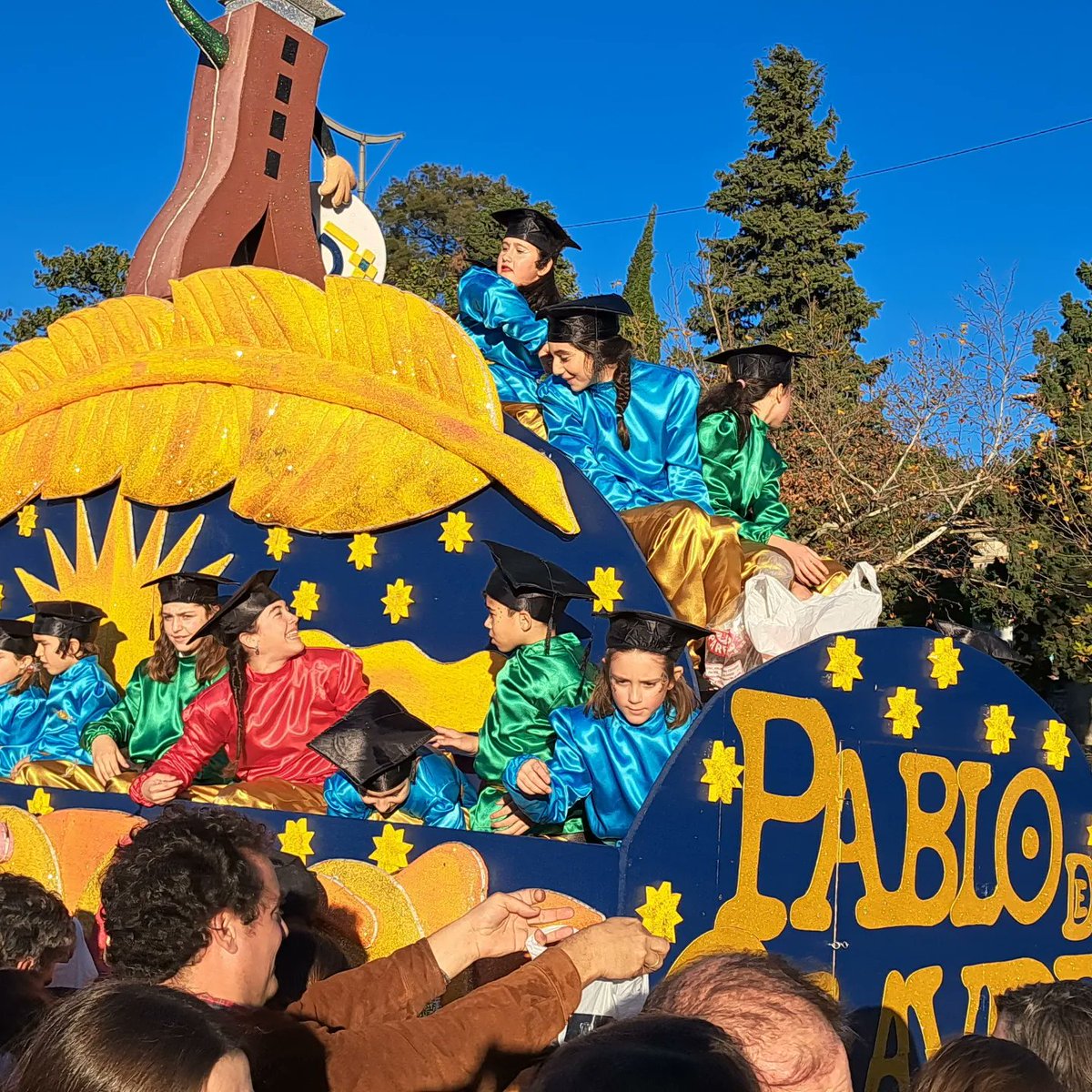 jcreafer's tweet photo. ¡Ya están aquí!... Un año más SSMM #ReyesMagos 👑 llegan a Sevilla @ateneodesevilla @pablodeolavide https://t.co/FPr9cu9Frx
