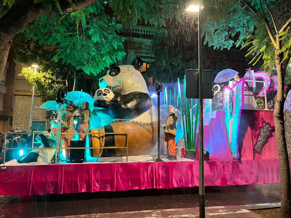 AjMontcada's tweet photo. 👑 La Cavalcada dels Reis d’Orient supera la pluja per portar la màgia a #MontcadaiReixac. El recorregut s’ha pogut fer amb normalitat durant el seu inici, però la pluja ha obligat a finalitzar-lo a la seu de La Unió, on s’ha fet l’acte institucional.

ℹ️ https://t.co/o4jQQl6g7T https://t.co/qRazml4YCc