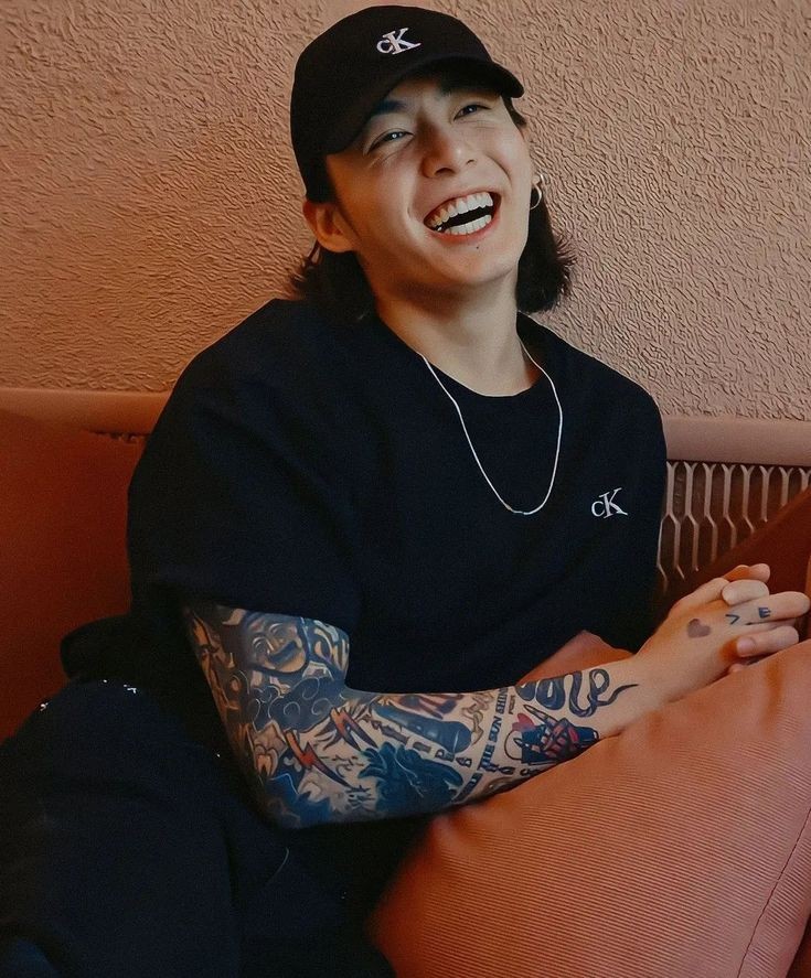 ktae_be's tweet photo. vocês entraram no fandom antes ou depois do jungkook ficar tatuado? https://t.co/uv22CjrBas
