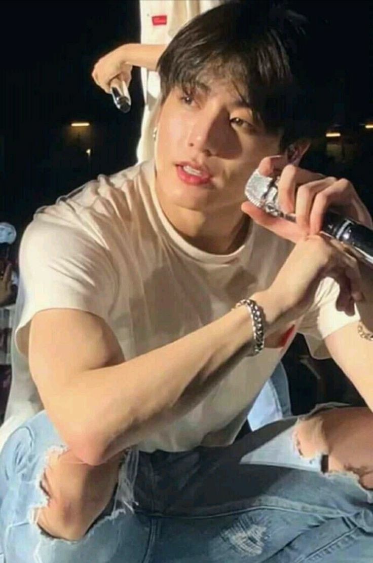 ktae_be's tweet photo. vocês entraram no fandom antes ou depois do jungkook ficar tatuado? https://t.co/uv22CjrBas