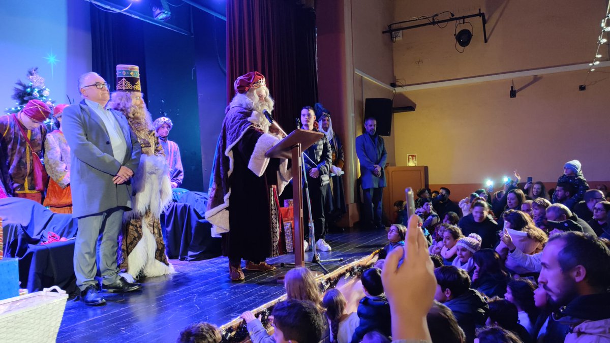 AjMontcada's tweet photo. 👑 La Cavalcada dels Reis d’Orient supera la pluja per portar la màgia a #MontcadaiReixac. El recorregut s’ha pogut fer amb normalitat durant el seu inici, però la pluja ha obligat a finalitzar-lo a la seu de La Unió, on s’ha fet l’acte institucional.

ℹ️ https://t.co/o4jQQl6g7T https://t.co/qRazml4YCc