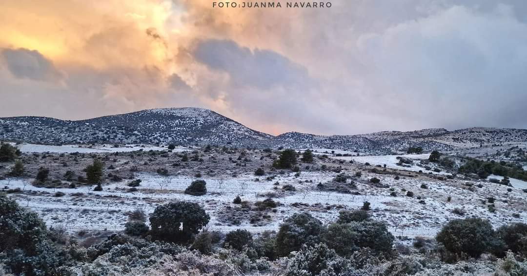 MeteOrihuela's tweet photo. ¡Se ha hecho de rogar la primera nevada de la temporada en interior sureste #PenínsulaIbérica! Esta tarde (05/01/2024), entorno de #Inazares, pedanía #Moratalla (#Murcia). Altitud 1300 msnm, en piedemonte Cabezo de Revolcadores y Sierra de Villafuerte. Imágenes: @JuanmaMoralejo. https://t.co/78idXGcsKt