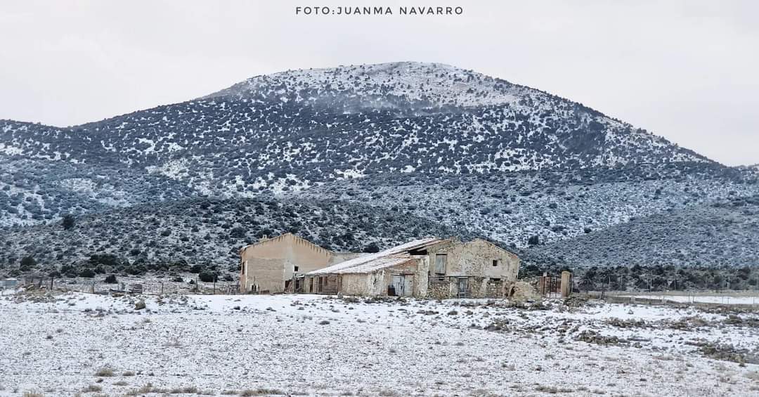 MeteOrihuela's tweet photo. ¡Se ha hecho de rogar la primera nevada de la temporada en interior sureste #PenínsulaIbérica! Esta tarde (05/01/2024), entorno de #Inazares, pedanía #Moratalla (#Murcia). Altitud 1300 msnm, en piedemonte Cabezo de Revolcadores y Sierra de Villafuerte. Imágenes: @JuanmaMoralejo. https://t.co/78idXGcsKt