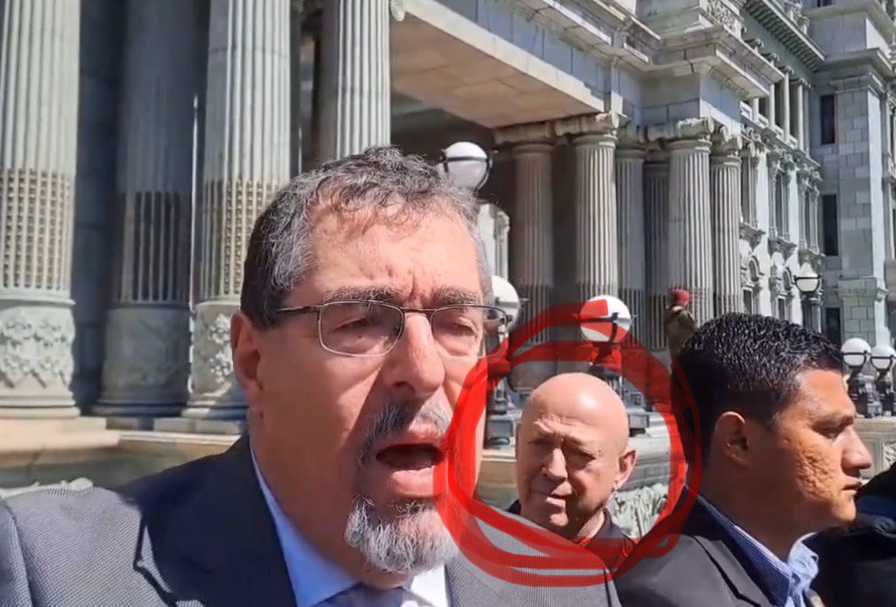RMendezRuiz's tweet photo. Este calvo que apareció hoy junto a Arévalo es Iván Carpio Alfaro, terrorista del EGP que en el gobierno de Colom fue sub secretario de SAAS, institución que entregaron con un déficit de Q30 millones por corrupción.
De seguridad no sabe un carajo, pero sí de intrigas y trampas. https://t.co/DlgiPSBk2e