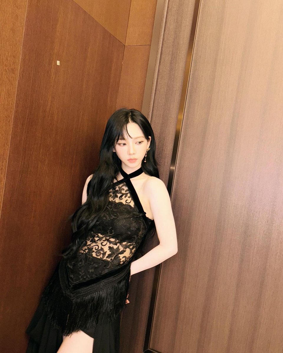 NYUJIMIN's tweet photo. Dazzling in a flawless performance of TVXQ’s senior hit “Mirotic” i owned the stage in a black dress that fit me perfectly. Channeling the spirit of iconic moments, every move exuded confidence and grace. Tonight, i didn’t just perform; i created a mesmerizing fusion of classics. https://t.co/NbComAyMGt