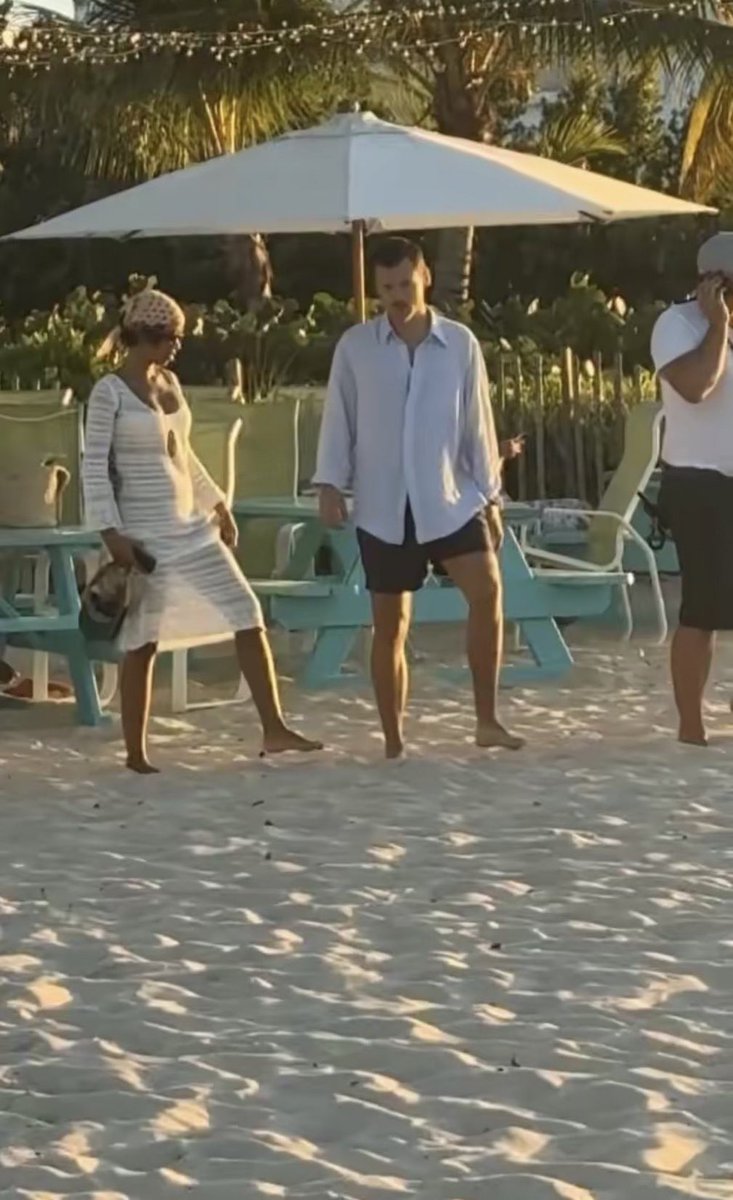 hsdaily's tweet photo. Harry and Taylor in the Caribbean recently! https://t.co/1rHxnAc6uO