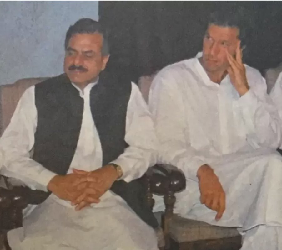 ideaspromax's tweet photo. ایک سیاسی پریشر گروپ بنانے کا آئیڈیا جنرل حمید گل نے 1994 میں ایک ٹی وی پروگرام میں دیا تھا۔ 
عمران خان،  لیاقت بلوچ، حکیم محمد سعید اور لاہور کے ایک سکول سسٹم کے مالک بریگیڈئیر (ر) جاوید اقبال اس وقت حمید گل کا پہلا انتخاب تھے۔ برگیڈئیر صاحب حمید گل کے ساتھ ایجنسی میں کام کر چکے تھے، لہذا انکو بطور اتالیق مقرر کیا گیا۔
لیاقت بلوچ کو قاضی صاحب نے اجازت نہیں دی کہ ان کے ذریعے تعلیمی اداروں میں جمیعت کا نظام چلایا جاتا تھا لہٰذا لیاقت بلوچ نے منع کر دیا، حکیم سعید وقت کی کمی کا عندیہ دے کر ایک طرف ہو گئے لیکن بریگیڈئیر جاوید اقبال مان گئے۔ تحریکِ انصاف کی بہت شروع کی میٹنگز کی تصاویر میں برگیڈئیر صاحب دیکھے جا سکتے ہیں
اسی پریشر گروپ میں عبدالستار ایدھی مرحوم کو بھی شامل کرنے کی کوشش کی گئی تاکہ انکی نیک نامی کو پریشرگروپ کی پوِترتا ثابت کرنے کیلئیے استعمال کیا جا سکے۔ لیکن جب عبدالستار ایدھی نے اپنا نام سیاسی مقاصد کیلئیے کیش ہونے دینے سے انکار کر دیا تو ان کو دھمکایا جانے لگا۔ اس کے نتیجے میں عبدالستار ایدھی نے دسمبر1994 میں  جلاوطنی اختیار کی۔
کچھ مزید تیاری کے بعد 1996 میں اس پریشر گروپ کی داغ بیل ڈال دی گئی۔ چونکہ خان صاحب بقول انکے اپنی جمع پونجی ہسپتال میں لگا چکے تھے شروع میں پارٹی چلانے کیلئیے فنڈز موجود نہیں تھے، اسی دوران  خان صاحب کی جمائما سےشادی ہو گئی، اس دور کے اخبارات کے مطابق خان صاحب کو انکے سسر جیمز گولڈ سمتھ کی طرف سے ایک خطیر رقم بطور تحفہ دی گئی تھی۔ شاید یہی وجہ ہے کہ 1997 کے انتخابات میں خان صاحب نے شاید پانچ (کچھ لوگوں کے مطابق آٹھ) جگہوں سے کاغذات نامزدگی جمع کروائے اور تمام سیٹوں سے ہارے۔ بالخصوص باغبانپورہ لاہور کی سیٹ پر معروف ٹی وی کیمپیئر طارق عزیز سے ہارے تھے۔ خان صاحب کی آٹھ جگہوں پر الیکشن کیمپین چلانے کا خرچہ اور پارٹی چلانے کا خرچہ کہاں سے آیا؟ یہ سوال کبھی نہیں پوچھا گیا۔
 اسکے بعد چونکہ خان صاحب نے پارٹی چلانے کے حوالے سے من مانی شروع کر دی تو آہستہ آہستہ حمید گل خان صاحب سے پیچھے ہٹتے گئے۔
کث ٹو مشرف مارشل لاء۔۔۔مارشل لاء لگنے کے شروع کے دنوں میں خان صاحب اور حمید گل دونوں مشرف کے حمایتی تھے، خان صاحب کو تو بالخصوص مشرف سے امید تھی کہ وہ ان کو یکمٗشت اٹھا کر ایوانِ اقتدار میں پہنچا دے گا کیونکہ پچھلے الیکشن میں خان صاحب اپنی تمام سیٹوں سے ہار چکے تھے۔ مشرف کے ایک انٹرویو کے مطابق خان صاحب نے مشرف سے 100سیٹوں پر جتوانے کا مطالبہ کر دیا تھا، لیکن مشرف 10-8 سیٹیں دینا چاہتا تھا کہ ق لیگ، متحدہ مجلس عمل اور خان صاحب کو ملا کر مطلوبہ سیاسی حمایت پوری ہو رہی تھی۔ 
خان صاحب کسی طور 100سیٹوں سے کم لینے پر تیار نہیں ہوئے، یہیں سے ایک دم سے خان صاحب کی رگِ حمیت جاگ گئی اور انکو مشرف بُرا لگنا شروع ہوا،  بالکل یہی کہانی خان صاحب نے قمر باجوہ کے ساتھ2018 میں دہرائی۔ جب تک باجوہ خان صاحب کا حمایتی رہا خان صاحب باجوہ کو قوم کا باپ قرار دیتے رہے  وہ قوم جس میں وہ خود بھی شامل تھے، مگر جیسے ہی قمر باجوہ نے حمایت سے ہاتھ کھینچا خان صاحب کو ایک دم سے پتہ چلا کہ باجوہ تو ملکی وے گلیکسی کے تمام مسائل کی جڑ ہے۔
2002 کے الیکشن میں کچھ برادری ازم اور کچھ جنرل احتشام ضمیر کی شفقت سے خان صاحب کی پوری پارٹی صرف ایک میانوالی سے سیٹ جیت سکی جو خان صاحب خود جیتے تھے۔  اس دوران خان صاحب کا طاہرالقادری سے سیاسی رومانس شروع ہوا، مشرف پر دباؤ بڑھانے کیلئیے دونوں نے مستعفی ہونے کا اعلان کیا، طاہرالقادری نے اپنی سیٹ سے استعفیٰ دےدیا تو خان صاحب کلٹی کھا گئے۔ باقی کا عرصہ خان صاحب ن لیگ اور پی پی کے ساتھ مل کر مشرف کی ڈھولکی بجاتے رہے۔ 
2008 کے الیکشن میں خان صاحب اپنی بائیکاٹ کی حماقت سے 5سال کیلئیے سسٹم سے باہر ہو گئے۔ یہی وہ وقت تھا جب جنرل پاشا کو مین سٹریم سیاسی پارٹیوں کا صفایا کر کے نئی سیاسی پارٹیاں جو انکے ساتھ چل سکیں کا آئیڈیا آیا۔ اسکے لئیے انہیں حمید گل کے قائم کردہ پریشرگروپ کو استعمال کرنے کا خیال سوجھا۔ یہی وجہ ہے کہ 30اکتوبر2011 کے مینارِ پاکستان کے جلسے کیلئیے لاہور کینٹونمنٹ اور صدر ایریاز میں مقیم عسکری گھرانوں کو پاکستان کی تاریخ میں پہلی بار آفیشلی مینارِ پاکستان کے جلسے میں شرکت کا حکم دیا گیا۔ یہ درحقیقت خان صاحب کی لانچنگ ceremony تھی۔
اگلے دو سال خان صاحب کی پارٹی کو مستحکم کرنے کیلئیے ATMs ڈھونڈ کر دی گئیں جنہوں نے ذاتی جیب سے پارٹی پر اربوں روپے کی سرمایہ کاری کی، ان سب کا سرمایہ خان صاحب نے حکومت میں آنے کے بعد  آٹا، چینی، گندم اور ماسک امپورٹ سکینڈلز کی صورت بمع منافع نہایت دیانتداری سے قومی خزانے سے واپس کیا۔
یہ پریشرگروپ 2017 میں پک کر تیار ہو گیا تھا اور آج ریاست کو اپنی ہاکی سے ہانک رہاہے۔