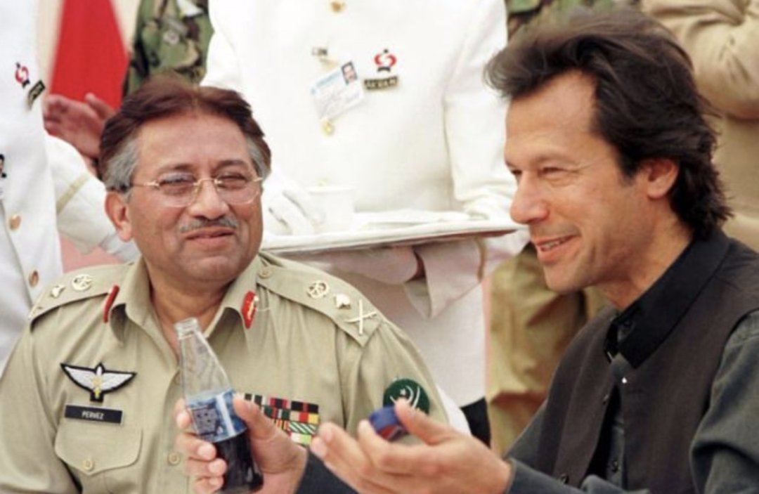 ideaspromax's tweet photo. ایک سیاسی پریشر گروپ بنانے کا آئیڈیا جنرل حمید گل نے 1994 میں ایک ٹی وی پروگرام میں دیا تھا۔ 
عمران خان،  لیاقت بلوچ، حکیم محمد سعید اور لاہور کے ایک سکول سسٹم کے مالک بریگیڈئیر (ر) جاوید اقبال اس وقت حمید گل کا پہلا انتخاب تھے۔ برگیڈئیر صاحب حمید گل کے ساتھ ایجنسی میں کام کر چکے تھے، لہذا انکو بطور اتالیق مقرر کیا گیا۔
لیاقت بلوچ کو قاضی صاحب نے اجازت نہیں دی کہ ان کے ذریعے تعلیمی اداروں میں جمیعت کا نظام چلایا جاتا تھا لہٰذا لیاقت بلوچ نے منع کر دیا، حکیم سعید وقت کی کمی کا عندیہ دے کر ایک طرف ہو گئے لیکن بریگیڈئیر جاوید اقبال مان گئے۔ تحریکِ انصاف کی بہت شروع کی میٹنگز کی تصاویر میں برگیڈئیر صاحب دیکھے جا سکتے ہیں
اسی پریشر گروپ میں عبدالستار ایدھی مرحوم کو بھی شامل کرنے کی کوشش کی گئی تاکہ انکی نیک نامی کو پریشرگروپ کی پوِترتا ثابت کرنے کیلئیے استعمال کیا جا سکے۔ لیکن جب عبدالستار ایدھی نے اپنا نام سیاسی مقاصد کیلئیے کیش ہونے دینے سے انکار کر دیا تو ان کو دھمکایا جانے لگا۔ اس کے نتیجے میں عبدالستار ایدھی نے دسمبر1994 میں  جلاوطنی اختیار کی۔
کچھ مزید تیاری کے بعد 1996 میں اس پریشر گروپ کی داغ بیل ڈال دی گئی۔ چونکہ خان صاحب بقول انکے اپنی جمع پونجی ہسپتال میں لگا چکے تھے شروع میں پارٹی چلانے کیلئیے فنڈز موجود نہیں تھے، اسی دوران  خان صاحب کی جمائما سےشادی ہو گئی، اس دور کے اخبارات کے مطابق خان صاحب کو انکے سسر جیمز گولڈ سمتھ کی طرف سے ایک خطیر رقم بطور تحفہ دی گئی تھی۔ شاید یہی وجہ ہے کہ 1997 کے انتخابات میں خان صاحب نے شاید پانچ (کچھ لوگوں کے مطابق آٹھ) جگہوں سے کاغذات نامزدگی جمع کروائے اور تمام سیٹوں سے ہارے۔ بالخصوص باغبانپورہ لاہور کی سیٹ پر معروف ٹی وی کیمپیئر طارق عزیز سے ہارے تھے۔ خان صاحب کی آٹھ جگہوں پر الیکشن کیمپین چلانے کا خرچہ اور پارٹی چلانے کا خرچہ کہاں سے آیا؟ یہ سوال کبھی نہیں پوچھا گیا۔
 اسکے بعد چونکہ خان صاحب نے پارٹی چلانے کے حوالے سے من مانی شروع کر دی تو آہستہ آہستہ حمید گل خان صاحب سے پیچھے ہٹتے گئے۔
کث ٹو مشرف مارشل لاء۔۔۔مارشل لاء لگنے کے شروع کے دنوں میں خان صاحب اور حمید گل دونوں مشرف کے حمایتی تھے، خان صاحب کو تو بالخصوص مشرف سے امید تھی کہ وہ ان کو یکمٗشت اٹھا کر ایوانِ اقتدار میں پہنچا دے گا کیونکہ پچھلے الیکشن میں خان صاحب اپنی تمام سیٹوں سے ہار چکے تھے۔ مشرف کے ایک انٹرویو کے مطابق خان صاحب نے مشرف سے 100سیٹوں پر جتوانے کا مطالبہ کر دیا تھا، لیکن مشرف 10-8 سیٹیں دینا چاہتا تھا کہ ق لیگ، متحدہ مجلس عمل اور خان صاحب کو ملا کر مطلوبہ سیاسی حمایت پوری ہو رہی تھی۔ 
خان صاحب کسی طور 100سیٹوں سے کم لینے پر تیار نہیں ہوئے، یہیں سے ایک دم سے خان صاحب کی رگِ حمیت جاگ گئی اور انکو مشرف بُرا لگنا شروع ہوا،  بالکل یہی کہانی خان صاحب نے قمر باجوہ کے ساتھ2018 میں دہرائی۔ جب تک باجوہ خان صاحب کا حمایتی رہا خان صاحب باجوہ کو قوم کا باپ قرار دیتے رہے  وہ قوم جس میں وہ خود بھی شامل تھے، مگر جیسے ہی قمر باجوہ نے حمایت سے ہاتھ کھینچا خان صاحب کو ایک دم سے پتہ چلا کہ باجوہ تو ملکی وے گلیکسی کے تمام مسائل کی جڑ ہے۔
2002 کے الیکشن میں کچھ برادری ازم اور کچھ جنرل احتشام ضمیر کی شفقت سے خان صاحب کی پوری پارٹی صرف ایک میانوالی سے سیٹ جیت سکی جو خان صاحب خود جیتے تھے۔  اس دوران خان صاحب کا طاہرالقادری سے سیاسی رومانس شروع ہوا، مشرف پر دباؤ بڑھانے کیلئیے دونوں نے مستعفی ہونے کا اعلان کیا، طاہرالقادری نے اپنی سیٹ سے استعفیٰ دےدیا تو خان صاحب کلٹی کھا گئے۔ باقی کا عرصہ خان صاحب ن لیگ اور پی پی کے ساتھ مل کر مشرف کی ڈھولکی بجاتے رہے۔ 
2008 کے الیکشن میں خان صاحب اپنی بائیکاٹ کی حماقت سے 5سال کیلئیے سسٹم سے باہر ہو گئے۔ یہی وہ وقت تھا جب جنرل پاشا کو مین سٹریم سیاسی پارٹیوں کا صفایا کر کے نئی سیاسی پارٹیاں جو انکے ساتھ چل سکیں کا آئیڈیا آیا۔ اسکے لئیے انہیں حمید گل کے قائم کردہ پریشرگروپ کو استعمال کرنے کا خیال سوجھا۔ یہی وجہ ہے کہ 30اکتوبر2011 کے مینارِ پاکستان کے جلسے کیلئیے لاہور کینٹونمنٹ اور صدر ایریاز میں مقیم عسکری گھرانوں کو پاکستان کی تاریخ میں پہلی بار آفیشلی مینارِ پاکستان کے جلسے میں شرکت کا حکم دیا گیا۔ یہ درحقیقت خان صاحب کی لانچنگ ceremony تھی۔
اگلے دو سال خان صاحب کی پارٹی کو مستحکم کرنے کیلئیے ATMs ڈھونڈ کر دی گئیں جنہوں نے ذاتی جیب سے پارٹی پر اربوں روپے کی سرمایہ کاری کی، ان سب کا سرمایہ خان صاحب نے حکومت میں آنے کے بعد  آٹا، چینی، گندم اور ماسک امپورٹ سکینڈلز کی صورت بمع منافع نہایت دیانتداری سے قومی خزانے سے واپس کیا۔
یہ پریشرگروپ 2017 میں پک کر تیار ہو گیا تھا اور آج ریاست کو اپنی ہاکی سے ہانک رہاہے۔