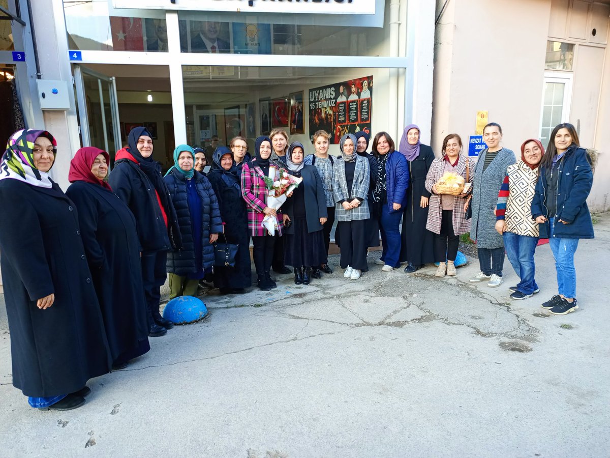 AkKadinCide's tweet photo. İlçe Kadın kolları başkanı Sabahat Ayçin, yönetim kurulu üyeleri ile İl Kadın kolları başkanı @gulsum_koylu37  ile yönetimini ağırladık, istişarelerde bulunduk, ziyaretlerinden ve hoş sohbetlerinden dolayı çok teşekkür ederiz.
@AKKADINGM 
@ak_kastamonu 
@AkCide 
@aysekesir https://t.co/ZSI2MpMwSu