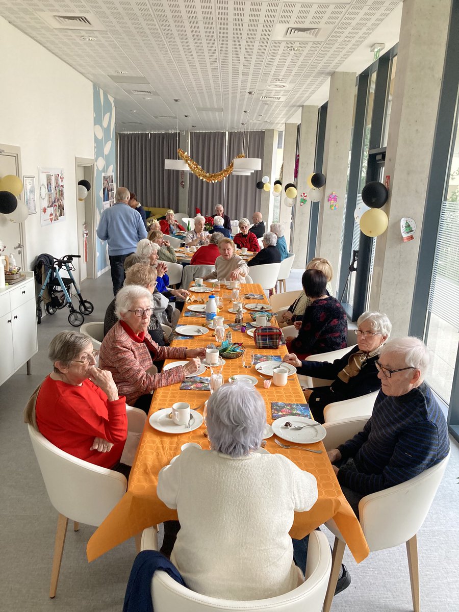 Un après-midi gourmand, festif et conviviale aux Sénioriales de Pessac avec la délicieuse galette de notre partenaire  la boulangerie Sarreau de Pessac. Vive les reines du jour !!!!
#SeniorialesPessac #seniors #bienvieillir #bienvivre
