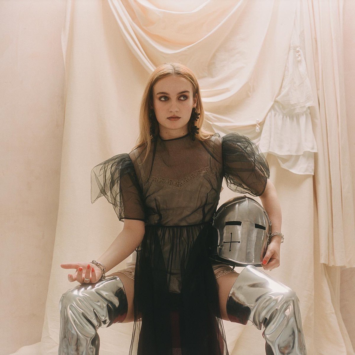 Ok so new year new beginnings…

From here on out I’ll be releasing and performing my music as ‘Imogen and the Knife’ (!)