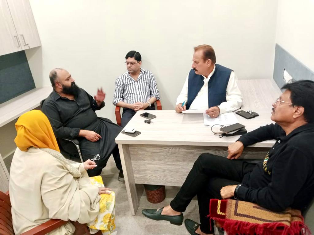 ElectionCellpp's tweet photo. پی ایس 129 کے حوالے سے جنرل سیکیٹری دل محمد ، الیکشن سیل انچارج توقیر احمد ، ویمن ونگ انچارج ثوبیہ عامر ، متوقع امیدوار اسد حنیف اور سیف یار خان کی پیپلز سیکیٹریٹ میں میٹنگ
@Asadhaveli @tauqeerahmedd @iDrAsim @MediaCellPPP @PPP_Org @BBhuttoZardari @FaryalTalpurPk https://t.co/vBJZBLBkKe