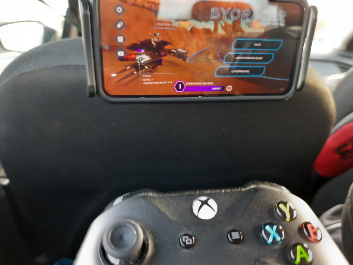 BeetRomeow's tweet photo. got relegated to the back in the car, but thanks to #BYOracer turned out to be the best seat  - thank you @BYOPills 😊

when the car is going "top speed", the precision racing suffers a bit though😅 https://t.co/kscmpuPuNa