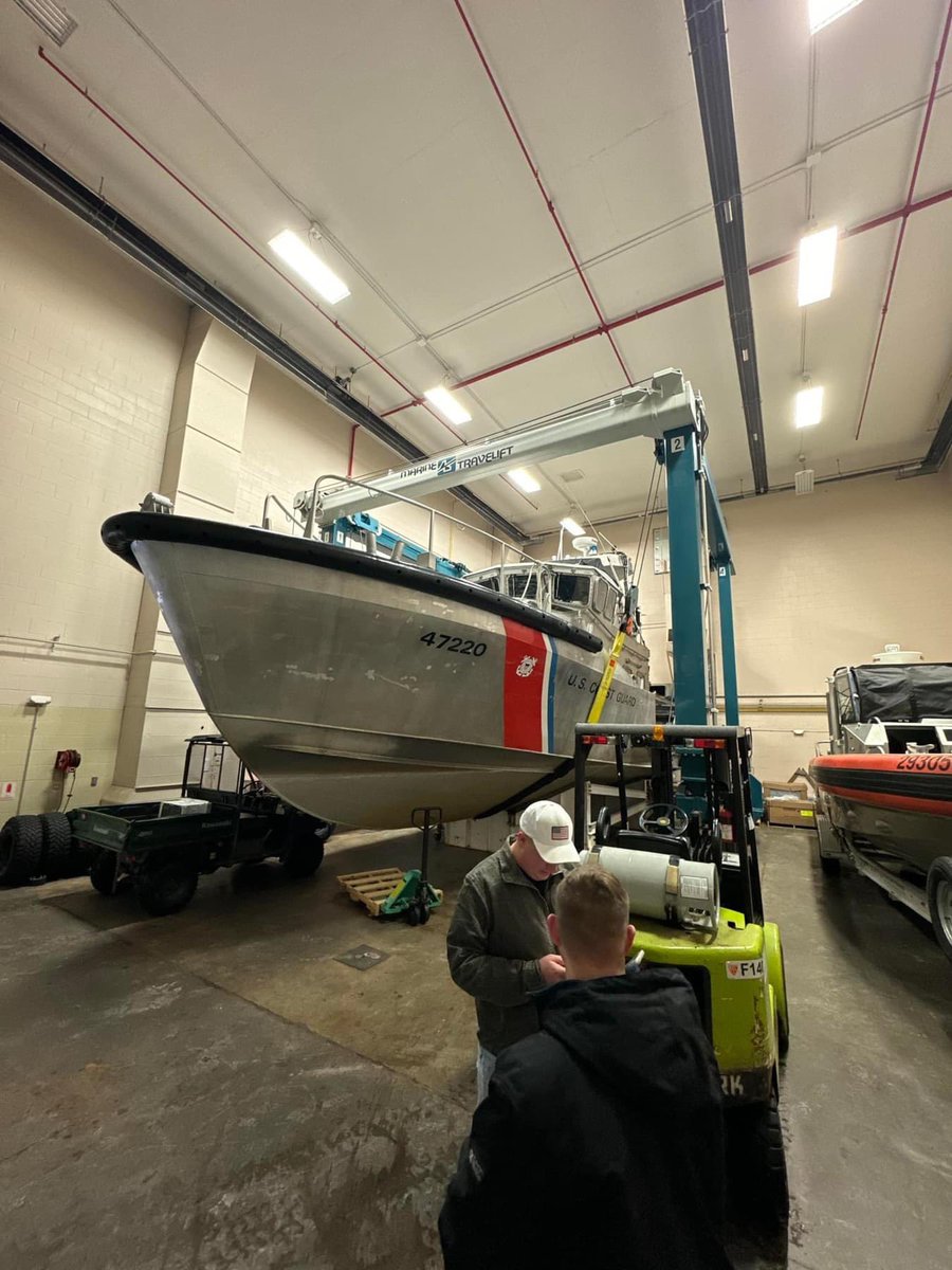 #FridayFromTheField- #USCG STA Portage recently hauled out their 47’ Motor Lifeboat for the winter season. STA remains able to respond to water and ice rescues with various equipment and trailerable vessels. 🛟 #GreatLakes