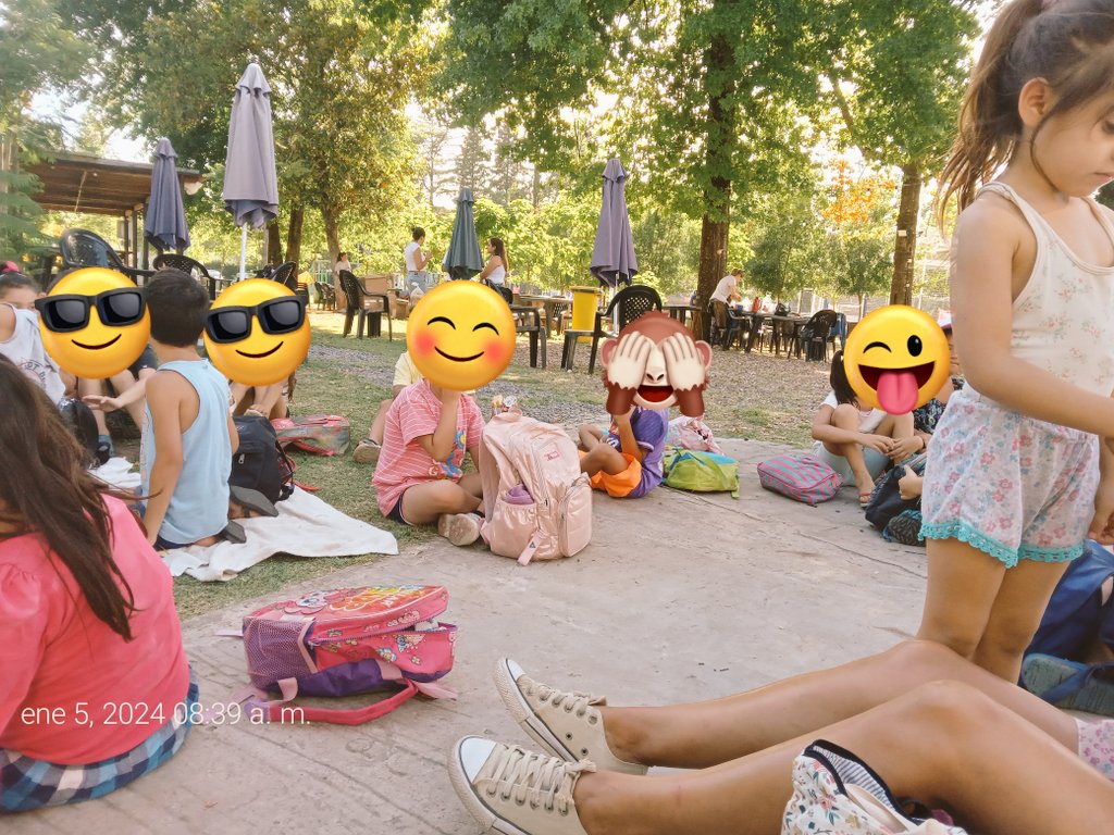 PaolaMacrista's tweet photo. #coloniadeverano, #Hoy  pileta por primera vez, quien puede aparecer a hacerse el buenito? Si, el #intendente, usando a los #pibes para #Propaganda. #Vergüenza me da, porque los chicos no son juguetes de ningún #político. #achaval usando los menores https://t.co/uEB9BkyDjL