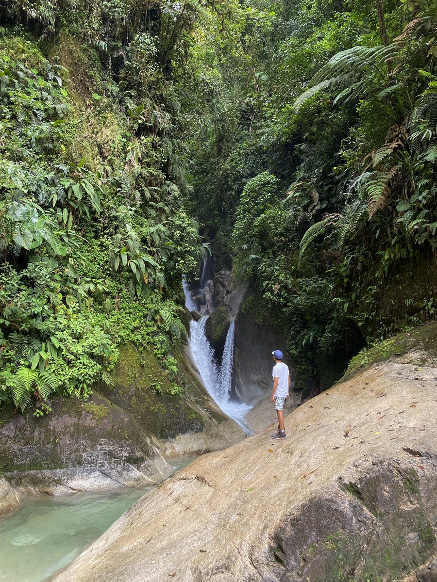 ViajaLaVida's tweet photo. Desde hace tiempo teníamos pendiente conocer esta maravillosa cascada: El Kilo

Fuimos en bus desde Baños, entre semana y tempranito, por lo que éramos los únicos allí 😁

La caminata es corta, la cascada pequeña, pero impactante. Nos metimos en su agua cristalina y súper helada. https://t.co/mPwPwsagqm