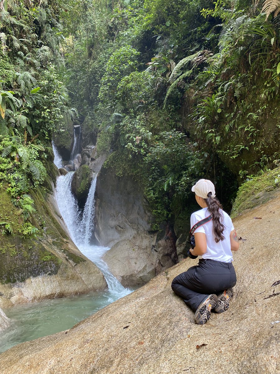 ViajaLaVida's tweet photo. Desde hace tiempo teníamos pendiente conocer esta maravillosa cascada: El Kilo

Fuimos en bus desde Baños, entre semana y tempranito, por lo que éramos los únicos allí 😁

La caminata es corta, la cascada pequeña, pero impactante. Nos metimos en su agua cristalina y súper helada. https://t.co/mPwPwsagqm