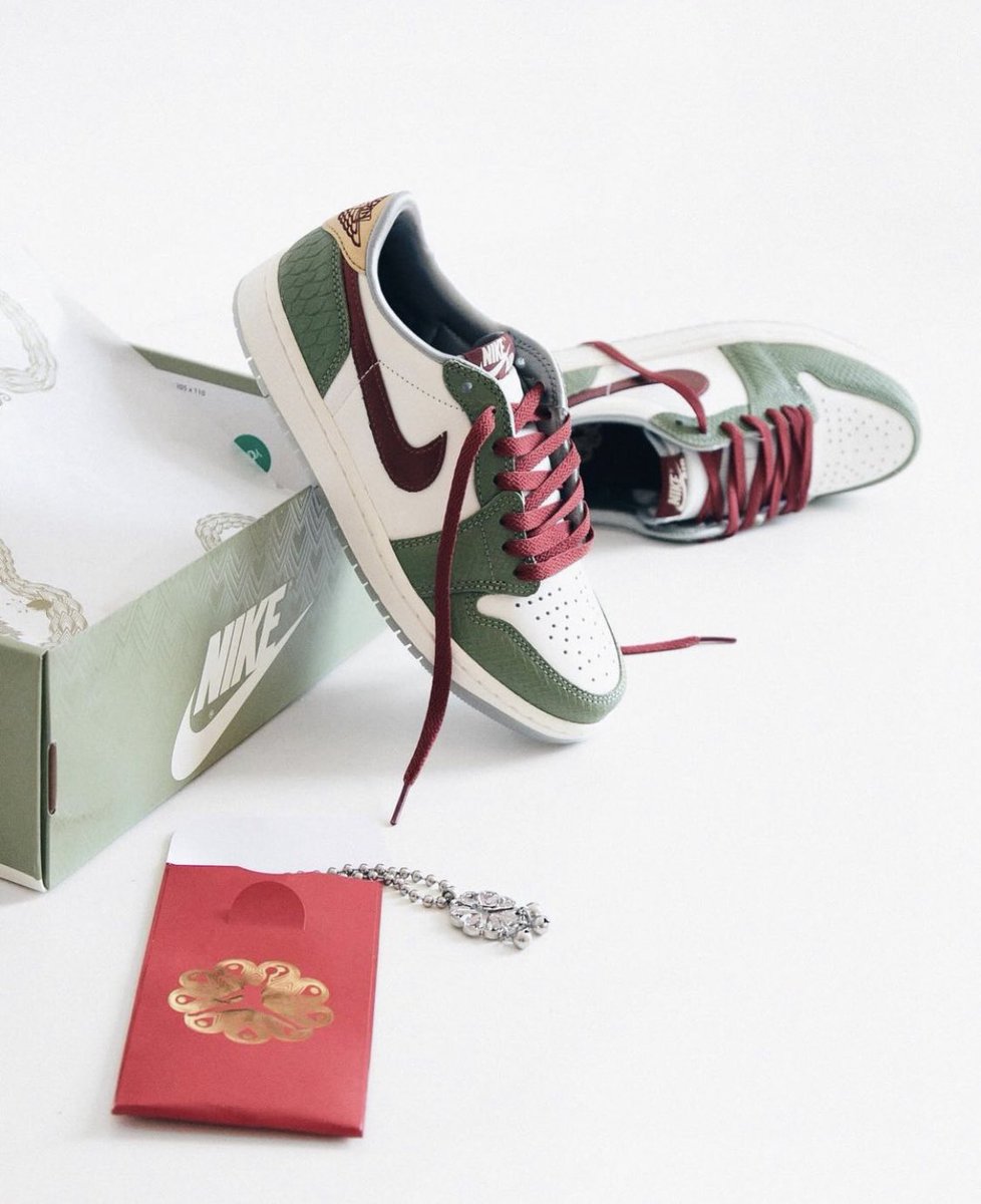 JustFreshKicks's tweet photo. Air Jordan 1 Low “Year Of The Dragon” Releasing January 24th 🐉 https://t.co/AAqBwD7Poa https://t.co/6iUHaaFhFI