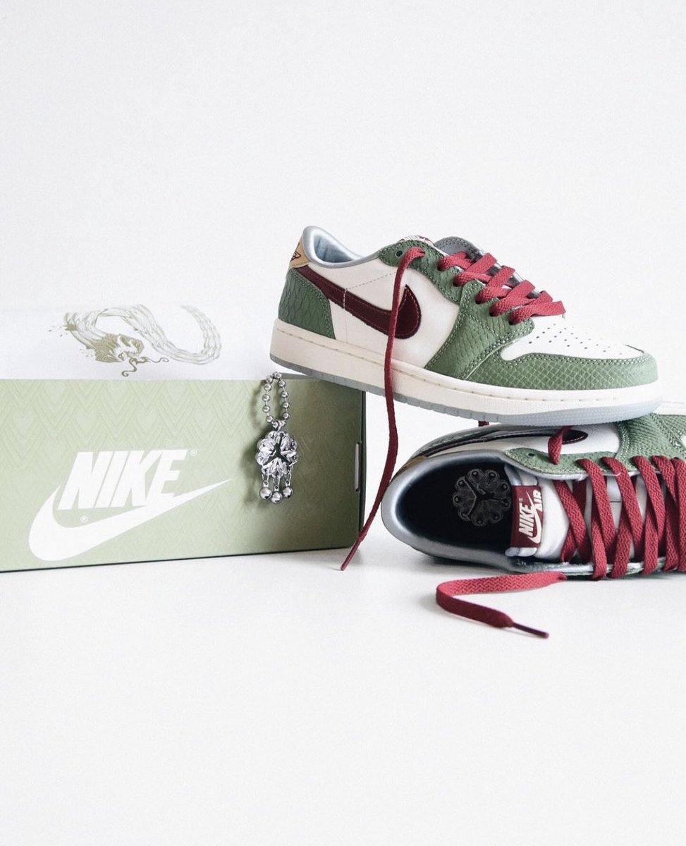 JustFreshKicks's tweet photo. Air Jordan 1 Low “Year Of The Dragon” Releasing January 24th 🐉 https://t.co/AAqBwD7Poa https://t.co/6iUHaaFhFI