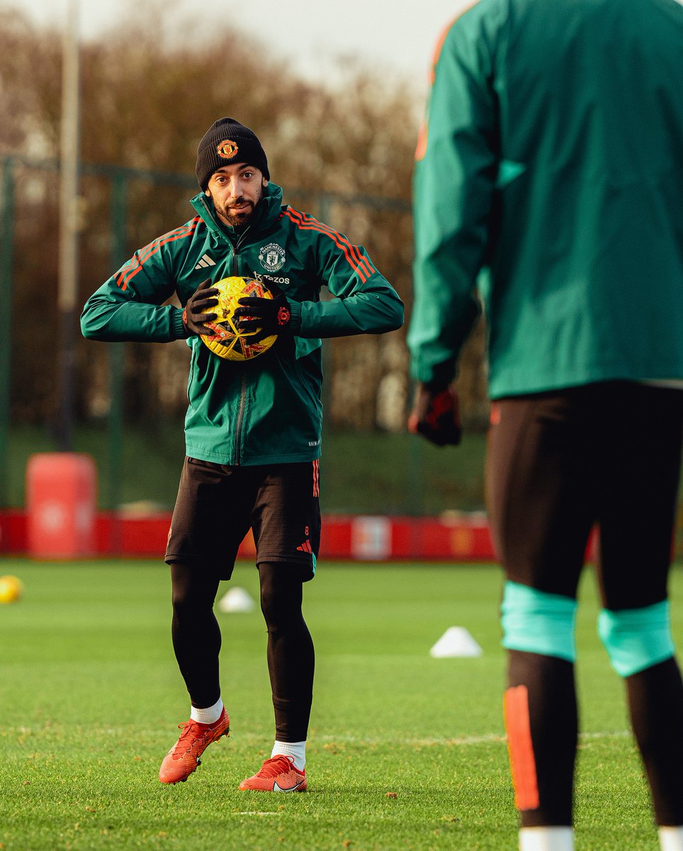 ManUtd's tweet photo. Captain 💪

🇵🇹 @B_Fernandes8 

#MUFC https://t.co/eRHuCuALQW