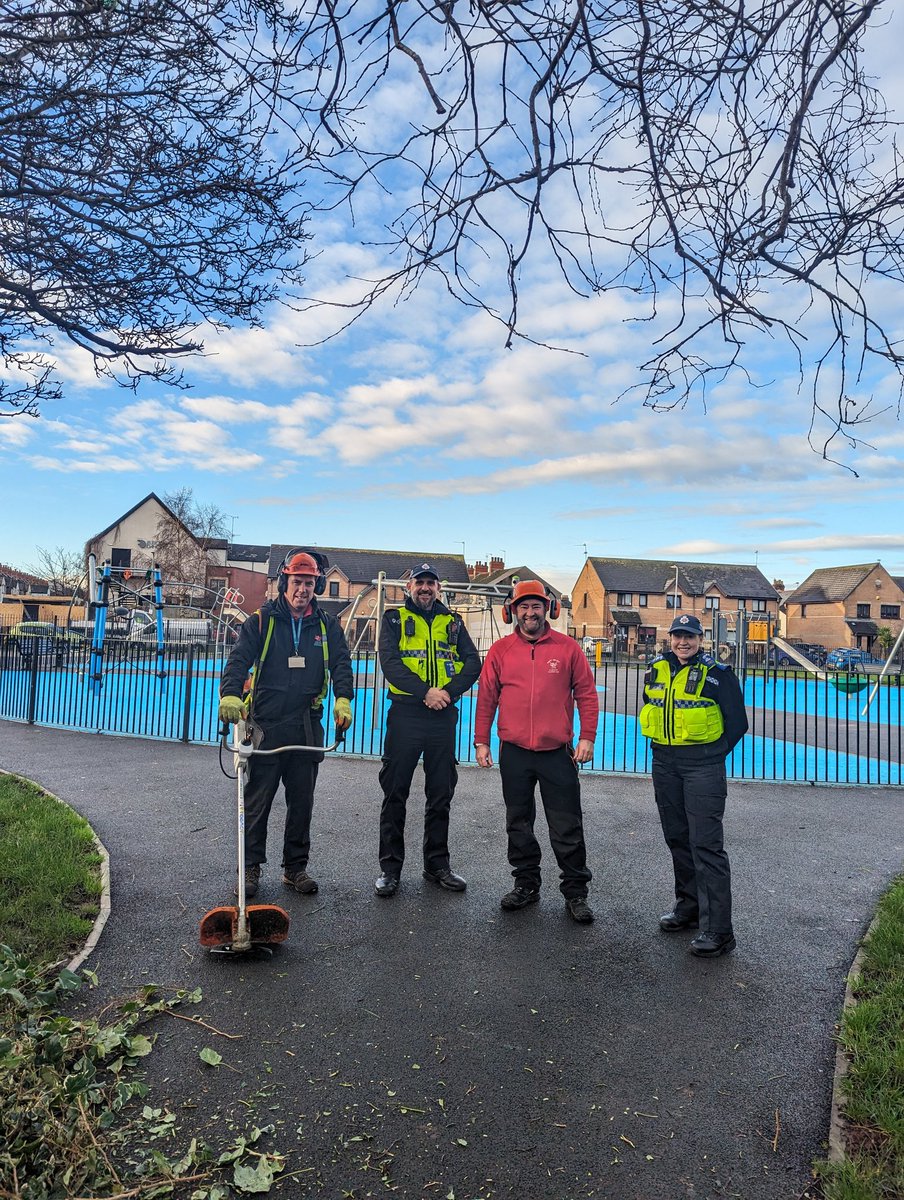 The Rangers are working alongside @SWPCardiff by tackling overgrown vegetation in Brewery Park, to reduce antisocial behaviour in a vulnerable spot.

#CardiffCouncil #splottnpt  #Brewerypark #workingtogether #lovewhereyoulive