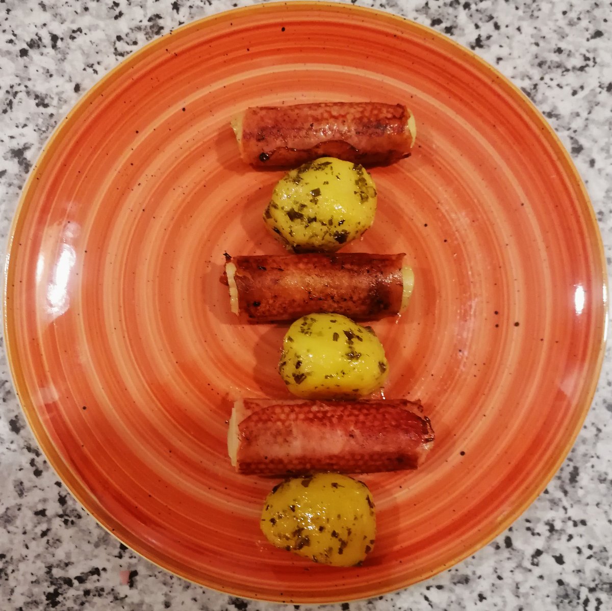 MikeKocht's tweet photo. So einfach und günstig kann feines #Twooking sein:
#Lauch (#Porree) im Schinkenmantel
Dazu #Erdäpfel (#Kartoffel) in #Kräuterbutter
https://t.co/mJZw3TggPe https://t.co/dkLz5kdBKn