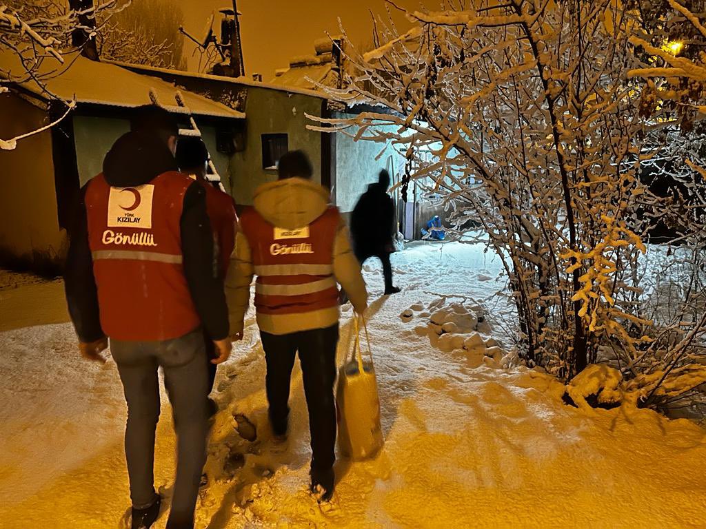 FatmaMericYlmaz's tweet photo. Sevgi ve yardımseverlik duygusu gönüllülerimizin elinde, ülkemizin her karışında dalga dalga büyüyor. ❄️ ❤️

📌 Van Muradiyeli Gönüllülerimiz, soğuk kış gecelerinde karla kaplı yollarda, ihtiyaç sahibi ailelere kış yardımı kapsamında bakliyat paketleri götürüyorlar. #Yanınızdayız https://t.co/p99bvgO1Mb