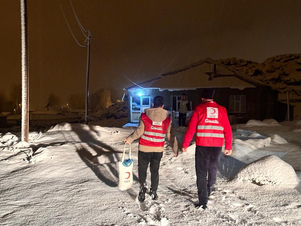 FatmaMericYlmaz's tweet photo. Sevgi ve yardımseverlik duygusu gönüllülerimizin elinde, ülkemizin her karışında dalga dalga büyüyor. ❄️ ❤️

📌 Van Muradiyeli Gönüllülerimiz, soğuk kış gecelerinde karla kaplı yollarda, ihtiyaç sahibi ailelere kış yardımı kapsamında bakliyat paketleri götürüyorlar. #Yanınızdayız https://t.co/p99bvgO1Mb