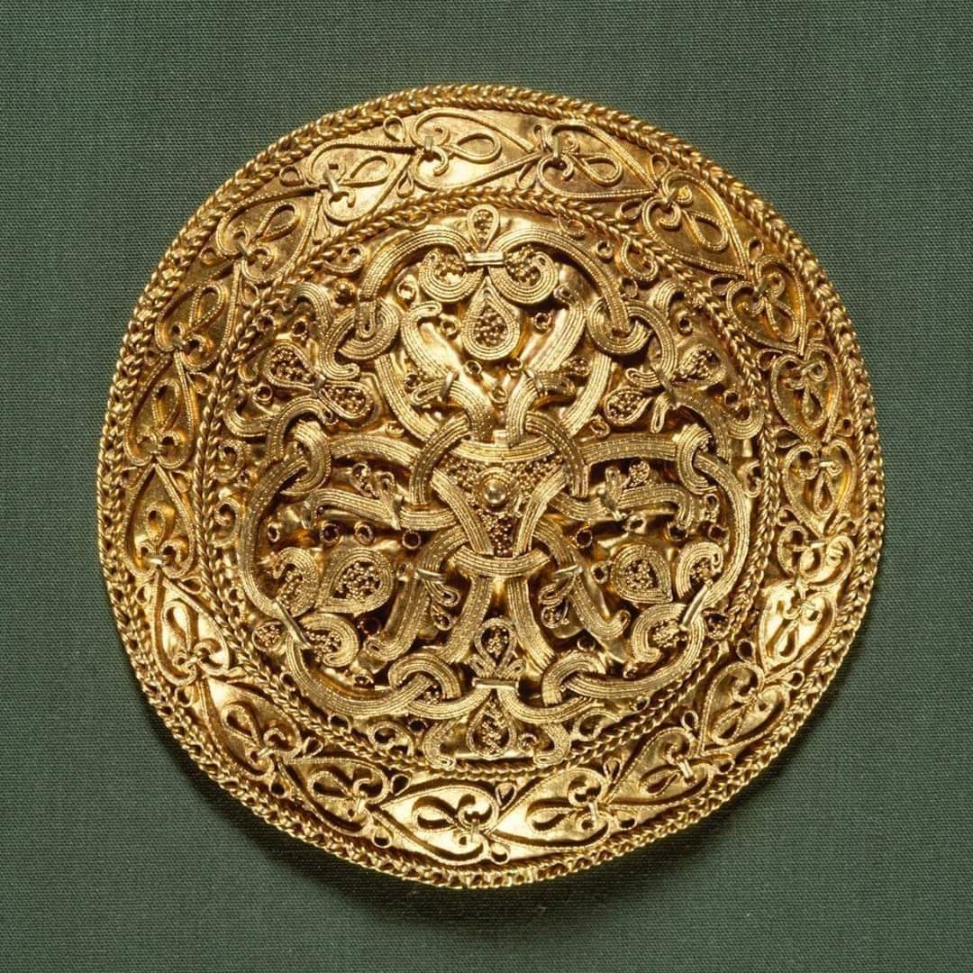 histories_arch's tweet photo. Made about a thousand years ago in Denmark, this magnificent Viking brooch is worked out from gold, with both extensive granular and wire filigree decorations that are clearly the work of a master craftsperson. Both the complexity of the design, and its perfect execution are astonishing not just then, but at any time.

National Museum of Denmark, Copenhagen

#archaeohistories