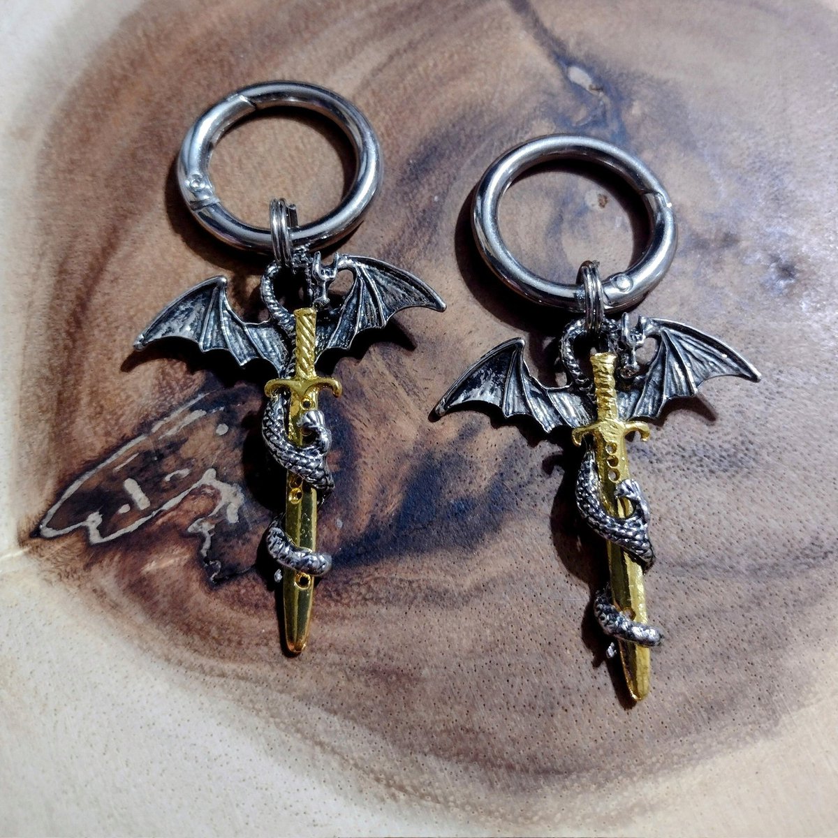 ThatFellaCrafty's tweet photo. The great thing about these boot charms is if you don't have boots just staple them to you ankle and BAMMM!!!!!!! FASHION
https://t.co/zTyhClDfZr
#DmBoots #Dragons #GothJewelery #TooDrunkToFuck https://t.co/173oJwCSuG
