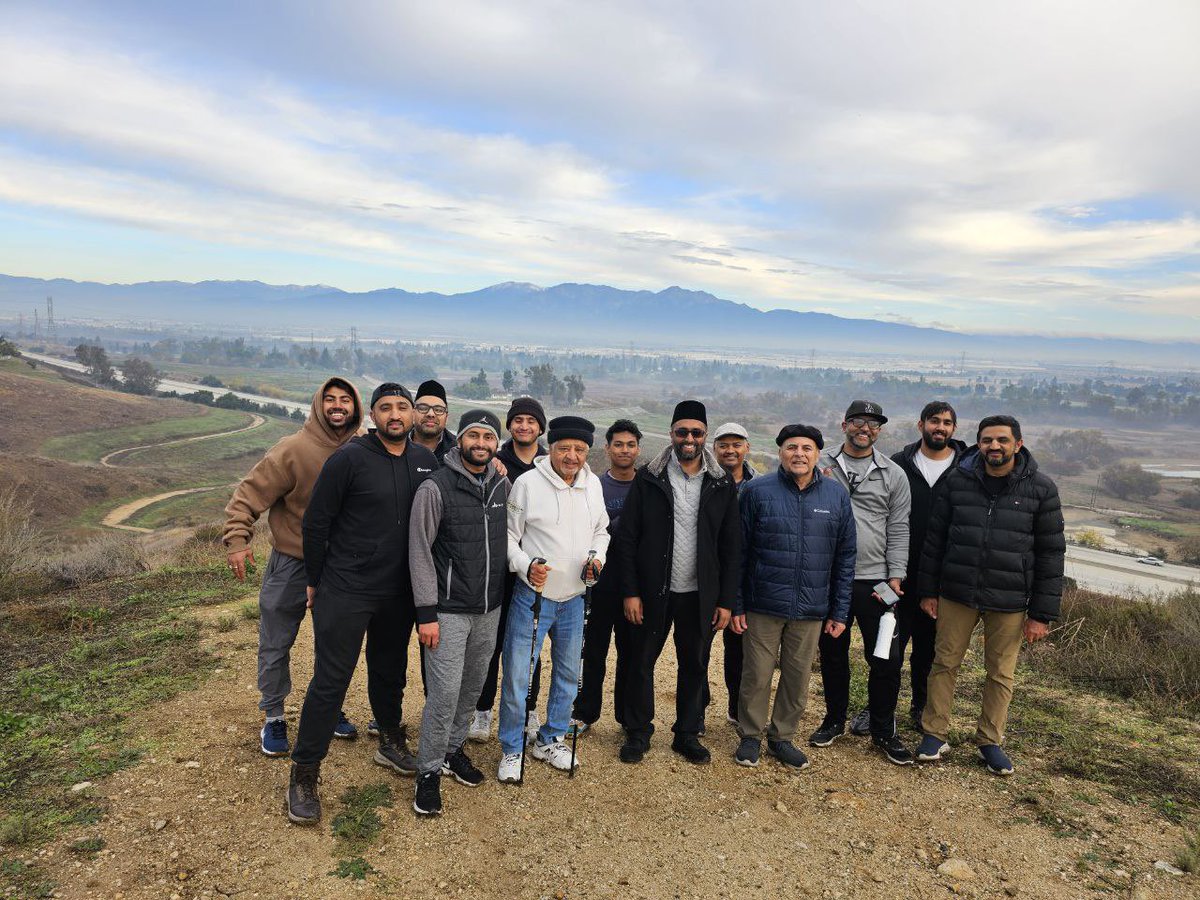MKASouthwest's tweet photo. How did the #MuslimYouth of Los Angeles ring in New Year’s Day? They started the morning by praying in congregation Tahajjud & Fajr prayers and then went for a short hike 15 minutes from the mosque.
Starting off w/ faith, fitness, & brotherhood. #WhatMuslimsDo
@MKA_fit #MKAFit https://t.co/vKL2w9UNWq