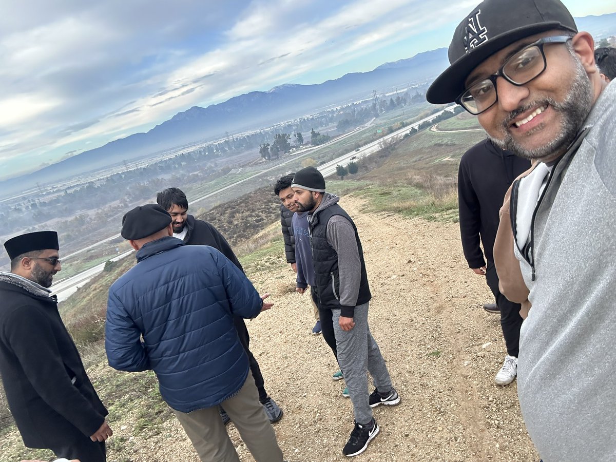 MKASouthwest's tweet photo. How did the #MuslimYouth of Los Angeles ring in New Year’s Day? They started the morning by praying in congregation Tahajjud & Fajr prayers and then went for a short hike 15 minutes from the mosque.
Starting off w/ faith, fitness, & brotherhood. #WhatMuslimsDo
@MKA_fit #MKAFit https://t.co/vKL2w9UNWq