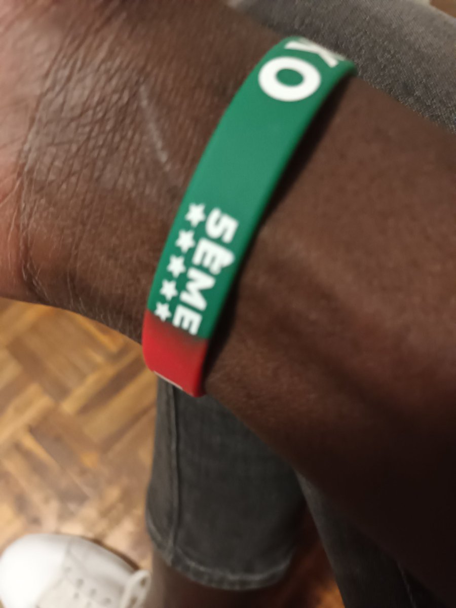 Ndoyemodou1's tweet photo. Def bloc tei dรฉglou PROS ๐๐ vos bracelets oรน effigie de pasteef sous ce tweet โ๏ธ #alathiou c'est l'homme qui a peur sinon ya rien #SonkoPresident2024 https://t.co/6hy39njywx