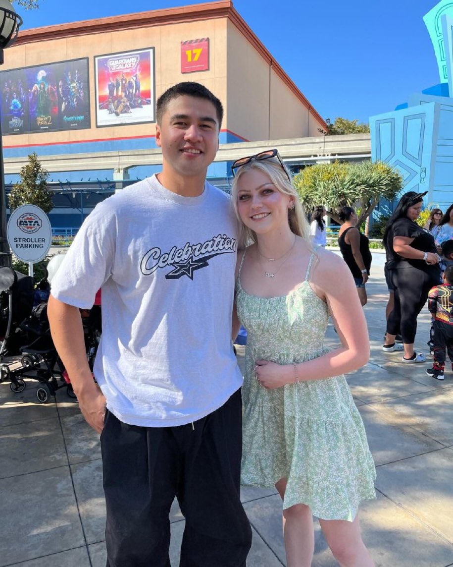 hslotsos's tweet photo. if i saw calum hood at universal (?) i would deadass run the other way and then regret it for the rest of my life https://t.co/sJ8rgJU2DU