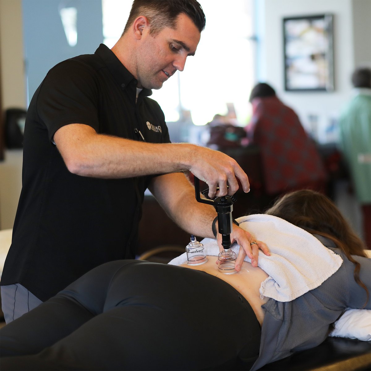 ProActiveAZ's tweet image. Who needs a muscle tune-up?🙋

Clinic Director &amp;amp; PT Travis Mason uses cupping therapy to draw the tissue upwards, increasing blood flow to the area. This helps to relieve muscle tension and pain, reduces inflammation, improves circulation, and many other benefits.