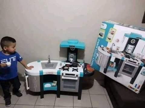 rogeliomtz75's tweet photo. Un niño pidió una cocinita a su papá y le dijo,  ¿seguro? Una cocinita es para niñas.
El niño firmemente le respondió: 

"Yo no quiero ser niña, yo quiero ser chef". https://t.co/23LWXl80Nw