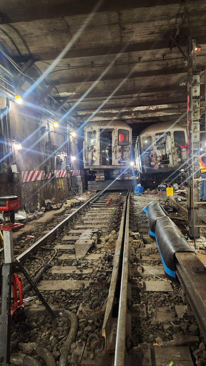 multimediamel's tweet image. Number 1 train derailment on 96st Broadway #1train #Derailm #mta #subway #nyct #nycta #irt #subwayderailment #trainderailment #traindelays #transit #subwaycars