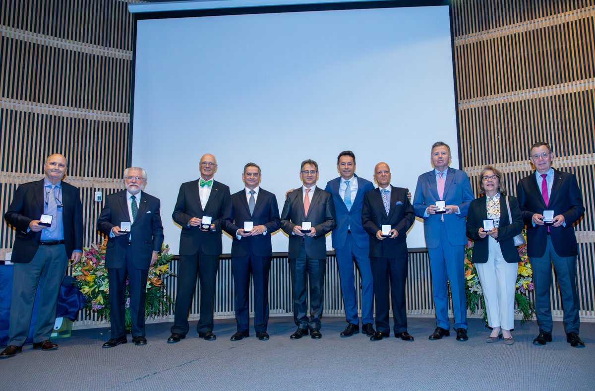 BarrigaLarrain's tweet photo. Recibiendo junto a otros colegas Embajadores, la medalla en reconocimiento a la dilatata labor realizada, sirviendo al país. https://t.co/Py7JXhJEmP