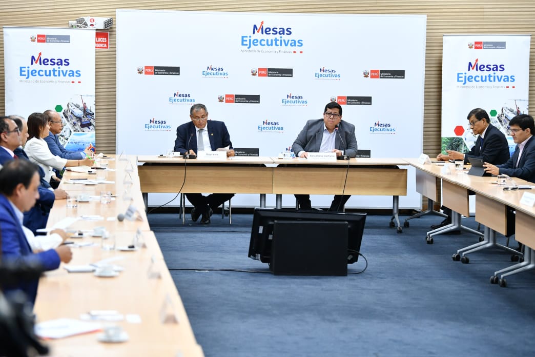 🔴 Ahora | El ministro <a href="/AlexContreras_M/">Alex Alonso Contreras Miranda</a> lidera  instalación de la #MesaEjecutiva de Energías Renovables, junto al titular del <a href="/MinemPeru/">Ministerio de Energía y Minas</a>, Oscar Vera, que cuenta con la participación de representantes del sector privado.