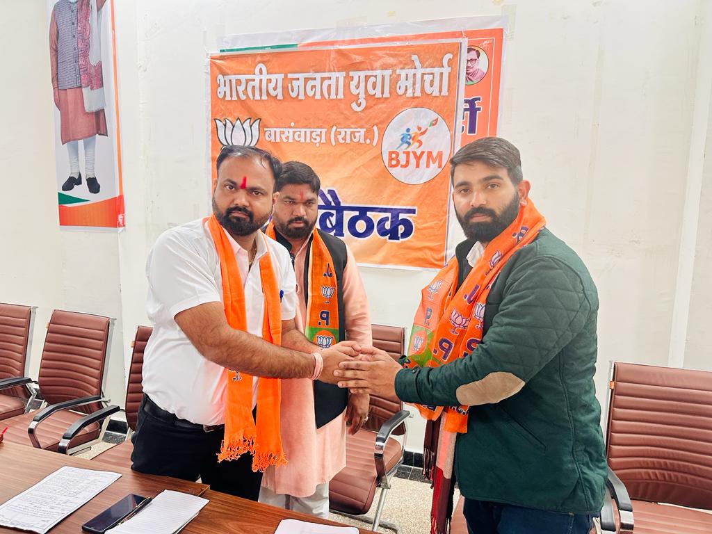 BJYMinRaj's tweet photo. युवा मोर्चा के नव मतदाता संपर्क अभियान के अंतर्गत आज बांसवाड़ा जिले के जिलाध्यक्ष श्री दीपसिंह वसुनिया और अभियान प्रभारी श्री निखिलराज ने कार्यकर्ताओं की बैठक ली एवं आगामी कार्यक्रमों की जानकारी दी !

#YouthConnect #BJYMRajasthan https://t.co/9ytLIL0elP