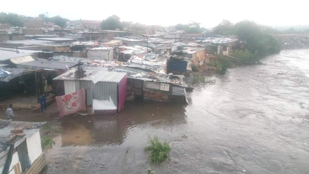 EversonLuhanga's tweet photo. Damages caused by Friday's rain in some parts of Alexandra. Pic 1 is Vasco DA Gama near the cemetery. Cars washed away. Pic 2, a wall collapsed on two cars at 12th Roosevelt near Engene garage. While in Pic 3, the Jukskei River in Setjwetla had high water levels. https://t.co/MNs0hws2Pn