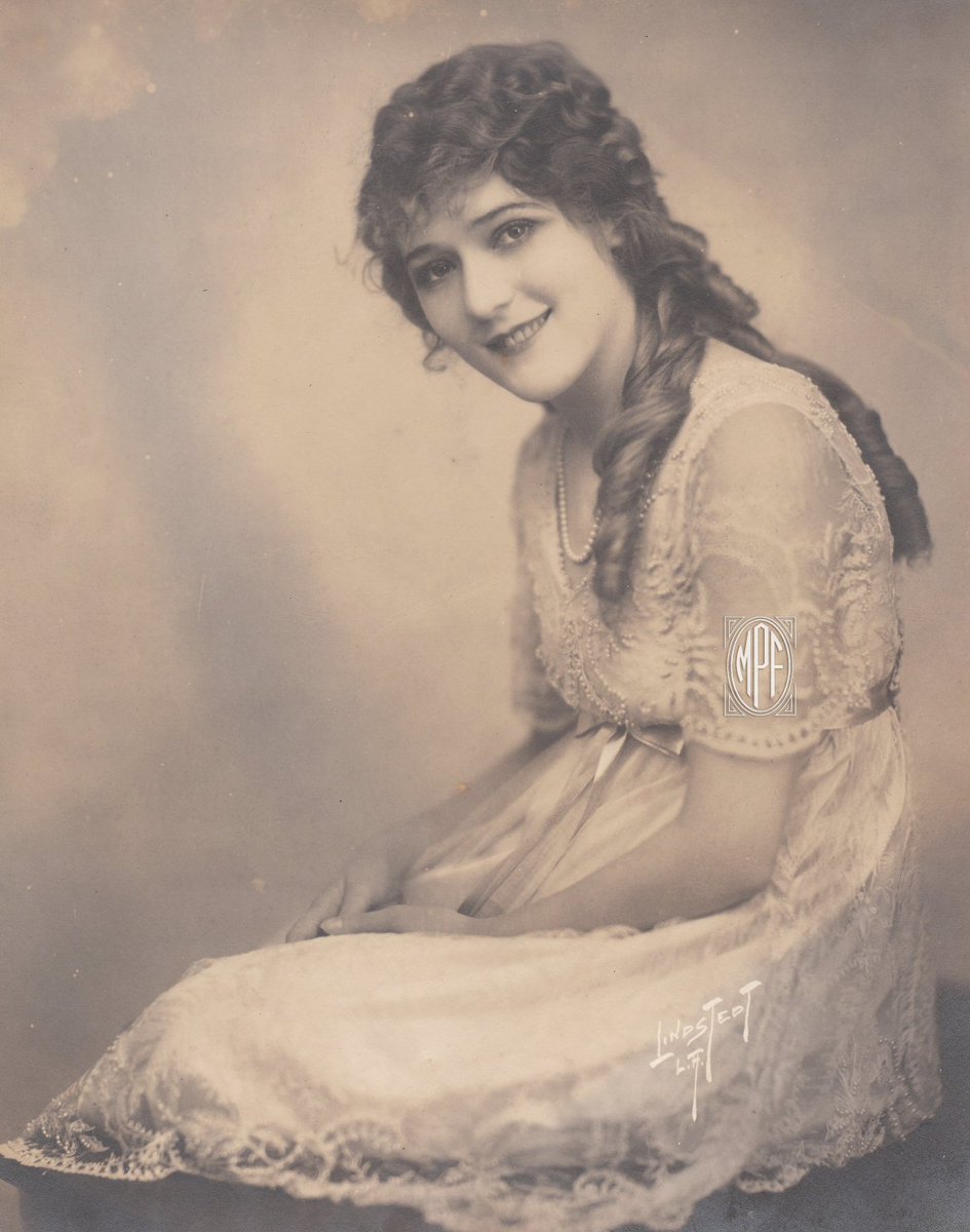 Mary's warm and confident smile captured beautifully by photographer Alfred Lindstedt. #marypickford #alfredlindstedt #womeninfilm #iconoclast