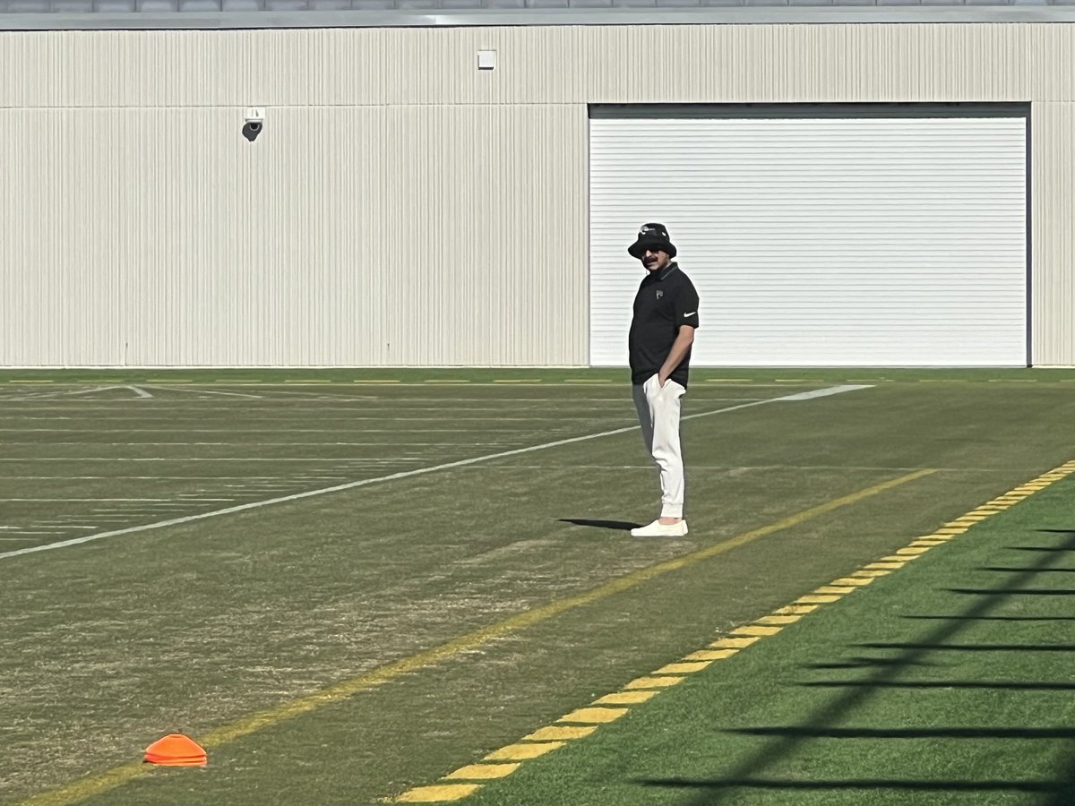 Demetrius82's tweet photo. Forgot to mention the appearance by #Jaguars owner Shad Khan spectating today’s practice. 

It’s a big one with Lawrence’s status in doubt. https://t.co/6NrTph75op