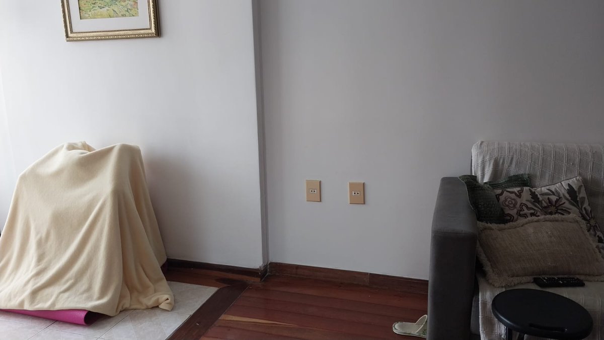 paimonha's tweet photo. minha mae comprou uma poltrona amarela pela internet e queria saber como ia ficar na sala

entao ela tirou fotos fingindo ser a poltrona: https://t.co/ATPE8RPCFI