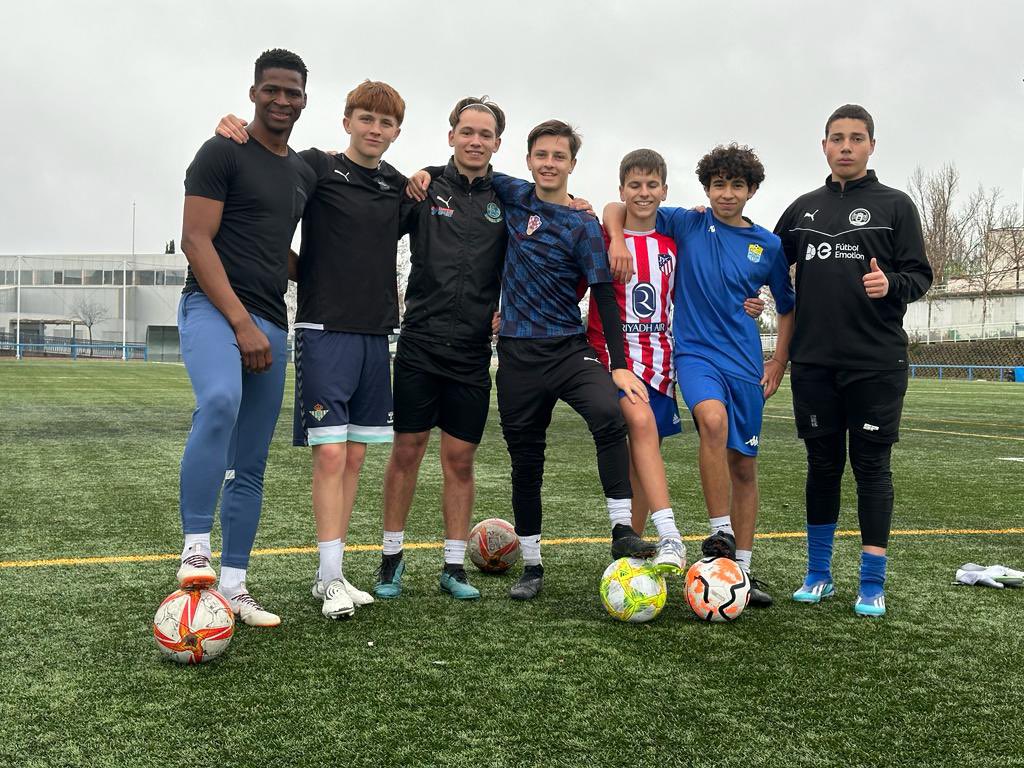 TacTacATF's tweet photo. El trabajo de los chicos sigue mejorando día a día. 💪💪 

Gracias Jhoan, Alex, David, Nico, Jano, Sergio y Vetter -¡qué bueno tenerte cada vez que vienes a España!- por vuestro esfuerzo y ganas de seguir creciendo. 💙💙⚽️⚽️ https://t.co/4h7WGPnf05