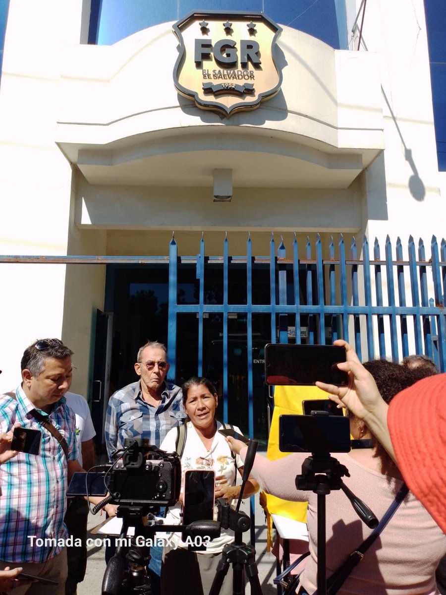 📍Académicos, abogados y organizaciones de varios paises del mundo piden al Fiscal General retirar acusación contra líderes comunitarios de Santa Marta y ADES. 
🔗 fb.watch/pnWFlj8F1M/?mi… 
<a href="/FGR_SV/">Fiscalía General de la República El Salvador</a> <a href="/ONU/">☭</a>, <a href="/CIDH/">CIDH - IACHR</a>, <a href="/MaryLawlorhrds/">Mary Lawlor</a> <a href="/PDDHElSalvador/">PDDH El Salvador</a>